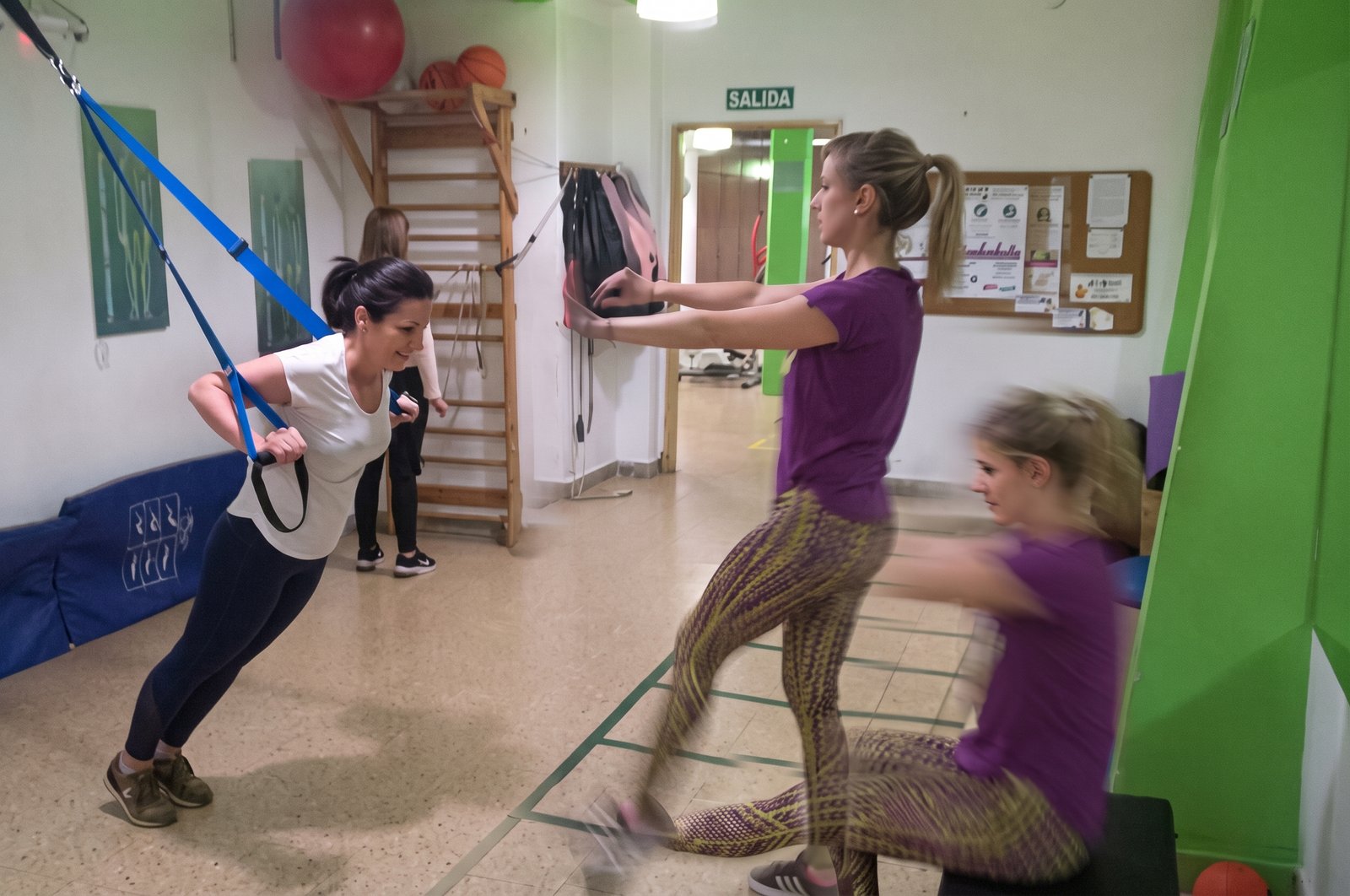Clase de entrenamiento funcional en el estudio